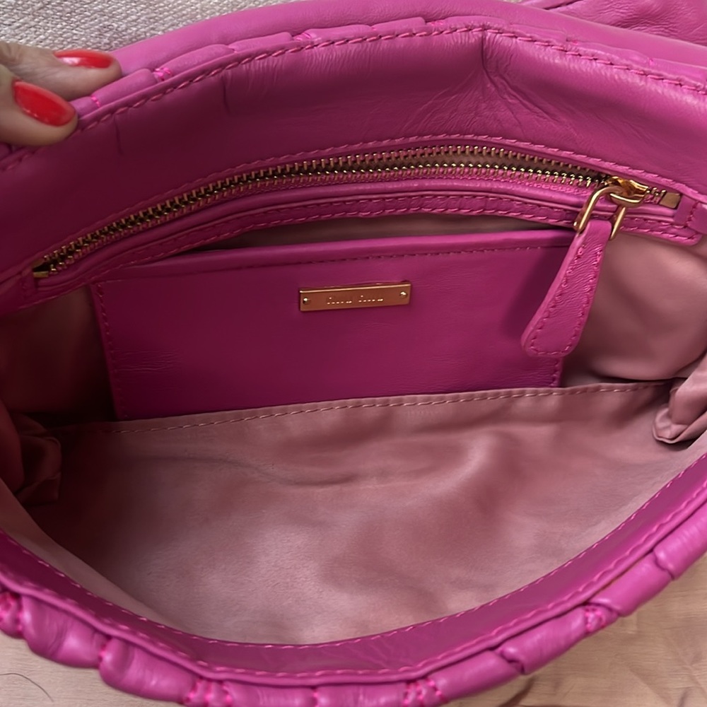 Miu Miu Pink Leather clutch bag with snap closure, zipped deep flap pocket. - Picture 5 of 14